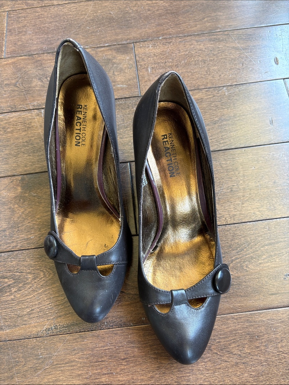 Kenneth Cole Reaction brown leather Pointed-Toe Button Accent Pumps